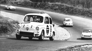 fiatabarth1000_resize_resize Το Abarth 1000 TC κυριάρχησε την δεκαετία του '60 στα πρωταθλήματα τουρισμού και βασιζόταν στο Fiat 600. Αποκορύφωμα η έκδοση TCR που απέδιδε 115 ίππους και έφτανε τα 200 χλμ/ώρα!