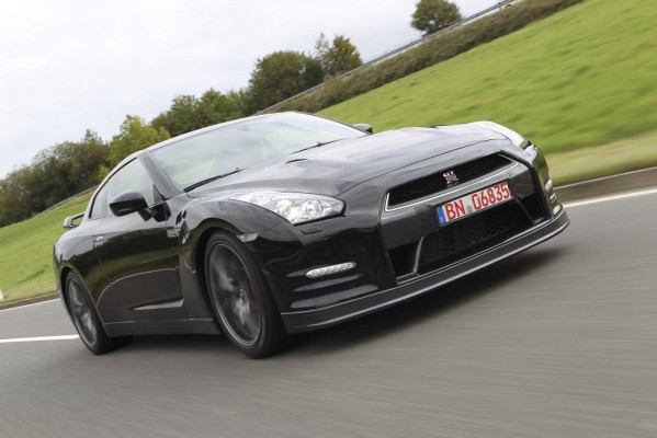 2013-nissan-gt-r-32