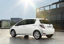 toyota-yaris_hybrid_2013-3