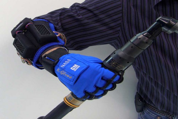 gm-nasa-jointly-developing-robotic-gloves-for-human-use-1