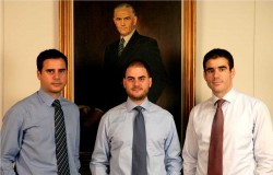 saracakis-90-years-in-greece-31 Από αριστερά: ο κ.Δημήτριος/ Φραγκίσκος Σαρακάκης - Μέλος Διοικητικού Συμβουλίου, ο κ. Ιωάννης Δ. Σαρακάκης -Εκτελεστικός Αντιπρόεδρος και ο κ. Αλέξανδρος Δ. Σαρακάκης - Διευθύνων Σύμβουλος