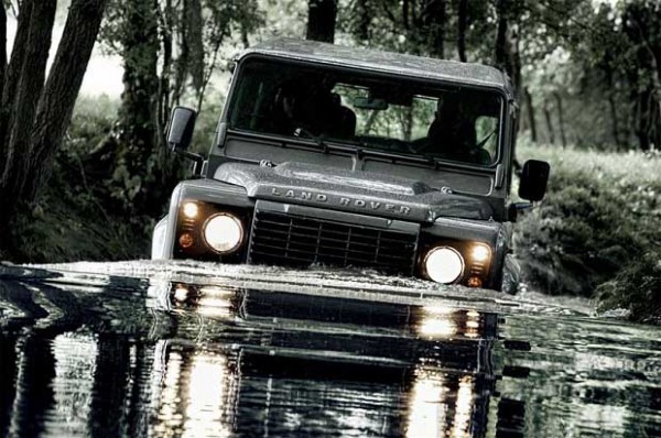 Land-Rover-Defender-Drive-on-River