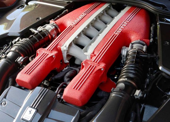 Ferrari-F12berlinetta_2013-engine (1)