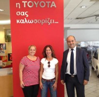 Απονομή δώρου σε νικητή του διαγωνισμού Toyota Lucky Service από τον Εξουσιοδοτημένο Εμπορο της Τoyota, Γ. ΦΛΑΜΙΑΤΟΣ ΑΕ στην περιοχή Ζωγράφου (Αθήνα)