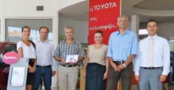 Απονομή δώρου σε νικητή του διαγωνισμού Toyota Lucky Service από τον Εξουσιοδοτημένο Εμπορο της Toyota, ΑΘΑΝΑΣΙΟΣ ΠΟΔΑΣ ΑΕΕ στην Βέροια.
