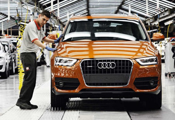 Audi hat die Produktion des Modells Q3 in Martorell, Spanien, gestartet. Im ersten vollen Produktionsjahr 2012 sollen rund 100.000 Einheiten des kompakten SUV an die Kunden gehen.