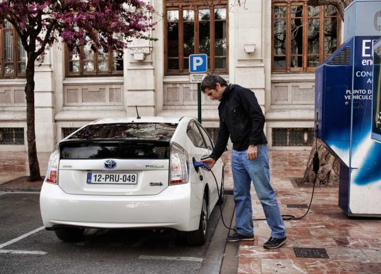 Toyota-Prius_Plug-in_Hybrid_2013_caroto-test (5)