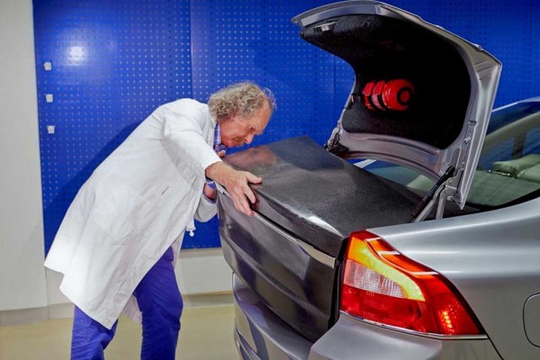 Volvo introduces nano battery project with rechargeable body panels (1)