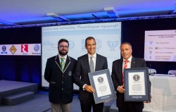 Απονομή των βραβείων από τον κριτή του Guinness World Records κ. Mark McKinley στον Γενικό Διευθυντή της Kosmocar κ. Στήβεν Σίρτη και στον Διευθυντή Πωλήσεων & Marketing Volkswagen κ. Διονύση Μπατιστάτο