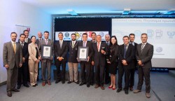 Απονομή των βραβείων από τον κριτή του Guinness World Records κ. Mark McKinley στην Kosmocar-Volkswagen, την EKO και την Driving Academy.