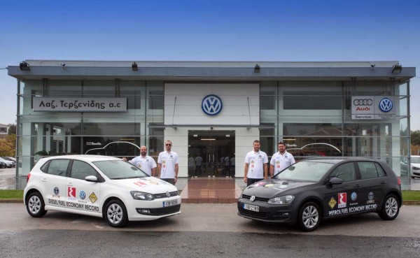 Τα 2 αυτοκίνητα και οι 4 οδηγοί πριν το μεγάλο εγχείρημα για τα 2 ρεκόρ Guinness, στον Εξουσιοδοτημένο Έμπορο Volkswagen στην Αλεξανδρούπολη:   Δημήτρης Χατζητόλιος – Νικόλας Παπαπάσχος, οδηγοί του Polo 1.2 TDI BLUEMOTION Θωμάς Παπαπάσχος – Γιάννης Τσιγκρής, οδηγοί του Golf 1.4 TSI 140PS ACT