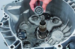 Το ειδικό εργαλείο της LuK για τα αυτοκίνητα της Renault με 6-τάχυτο κιβώτιο ταχυτήτων (DC4) – από τη Schaeffler Automotive Aftermarket. Αυτά τα εργαλεία είναι έτοιμα να χρησιμοποιηθούν μαζί με το σετ του βασικού εργαλείου της LuK