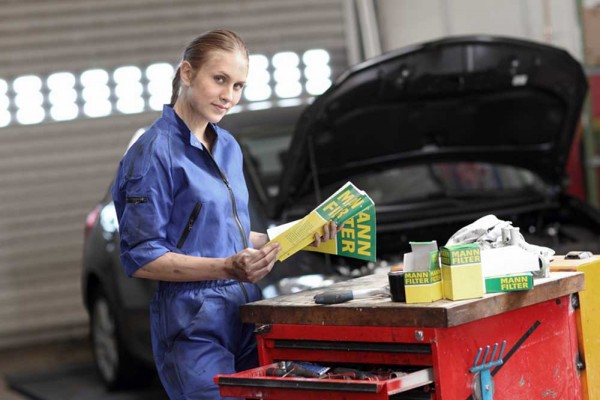 Mechanikerin_mit_MANN-FILTER_Katalog_Pkw