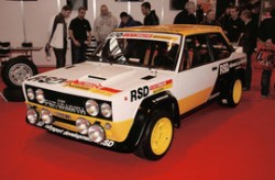 Ο θρύλος των Rally Walter Röhrl κέρδισε τον πρώτο του αγώνα παγκόσμιου πρωταθλήματος το 1978 με ένα Fiat 131 Abarth. Το αντίγραφο που κατασκευάστηκε από την RSD στην Αγγλία παρουσιάζεται από την BILSTEIN στο Essen.