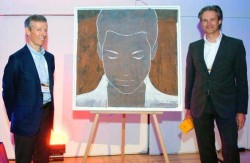 Ο Olivier Roux (αριστερά), Πρόεδρος της Autodistribution International (ADI), τίμησε τον Michael Söding, Πρόεδρο της Schaeffler Automotive Aftermarket, με το βραβείο «Aftermarket Professional of the Year». Το βραβείο συνοδευόταν από έναν γνήσιο πίνακα (λάδι σε δέρμα) του Ολλανδού καλλιτέχνη Casper Faassen.