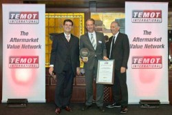 Μια επιτυχημένη συνεργασία – η Schaeffler Automotive Aftermarket τιμήθηκε από την Temot International με το βραβείο «Supplier of 20 Years Cooperation». Από αριστερά: Φώτης Κατσαρδής, CEO και Πρόεδρος της Temot International, Michael Söding, Πρόεδρος της Schaeffler Automotive Aftermarket, Uri Winkler, Πρόεδρος του Διοικητικού Συμβουλίου της Temot International, Πρόεδρος της Autoworks, Τελ Αβίβ.