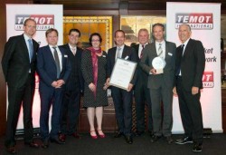 «Supplier of 20 Years Cooperation» – Ο Michael Söding (2ος από δεξιά), Πρόεδρος της Schaeffler Automotive Aftermarket, μοιράστηκε το βραβείο της Temot International με όλη την ομάδα της Schaeffler Automotive Aftermarket. 