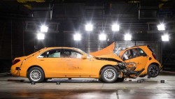 2015 Smart ForTwo and Mercedes-Benz S-Class crash test (3)