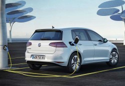 Volkswagen-e-Golf_2015_16878675 (1)