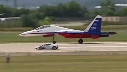 Lamborghini Huracan races a jet fighter in Russia