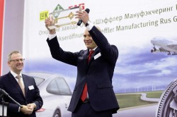 Ο Mikhail Volkov, General Director of Schaeffler Manufacturing RU  περιφανείς, παρουσιάζει το συμβολικό κλειδί του νέου εργοστασίου στο Ulyanovsk. Αριστερά:Ο Dietmar Heinrich, CEO Schaeffler Region Europe.