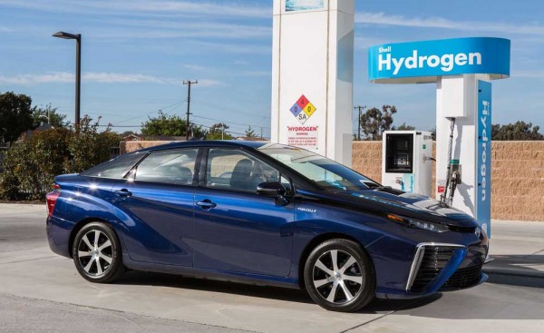 2016_Toyota_Fuel_Cell_Vehicle_014