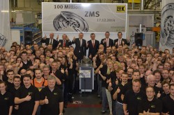 Η τοποθεσία LuK της Schaeffler στο Bühl γιορτάζει το 100 εκατομμυριοστό Βολάν Διπλής Μάζας: Helmut Reinhardt, Υπεύθυνος Συναρμολόγησης, Δρ. Wolfgang Reik, πρώην Επικεφαλής Ανάπτυξης, Norbert Indlekofer, Schaeffler CEO Automotive, Matthias Zink, Πρόεδρος του Τμήματος Συστημάτων Μετάδοσης, Δρ. Jürgen Kroll, Επικεφαλής του Τμήματος Συστημάτων Συμπλέκτη, Δρ. Dieter Eireiner, Επικεφαλής της Σειράς Παραγωγής (από αριστερά προς τα δεξιά).