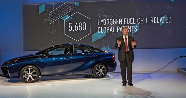 Ο διάσημος φυσικός Dr. Michio Kaku μιλάει για την κοινωνία του υδρογόνου στο περίπτερο της Toyota