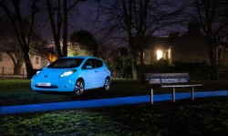 Nissan shows off its glow-in-the-dark paint (3)