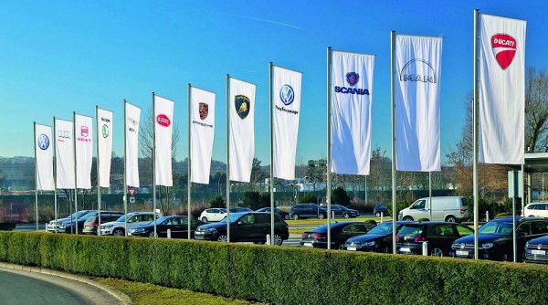 Volkswagen Werk Wolfsburg/Fahnenstangen der Konzernmarken am Verwaltungshochhaus