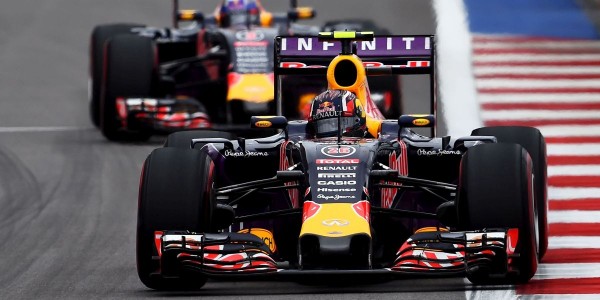russia15-kvyat-leads-riccia1200