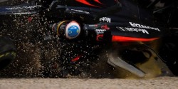 alonso-australia16-crash-d800