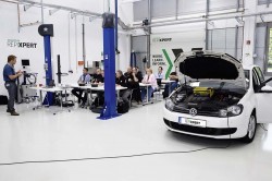 Περίπου πριν από τρία χρόνια, η Schaeffler Automotive Aftermarket άνοιξε το πρώτο κέντρο εκπαίδευσης του REPXPERT στην έδρα της στο Langen της Γερμανίας. Εκτός από τις αίθουσες διδασκαλίας, συμπεριλαμβάνει ανυψωτικό και επαγγελματικό πάγκο εργασίας έτσι ώστε να πραγματοποιούνται πλήρεις επισκευές συνεργείου.