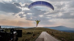 volvo-paraglider-stunt (2)