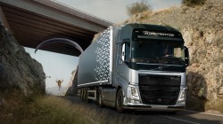 volvo-paraglider-stunt (5)