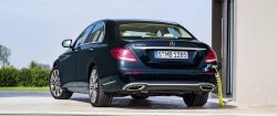 Mercedes-Benz E 350 e, EXCLUSIVE, kallaitgrün ;Kraftstoffverbrauch kombiniert: 2,1 l/100 km, Elektrischer Energieverbrauch: 11,5 kWh/100 km, CO2-Emissionen kombiniert: 49 g/km