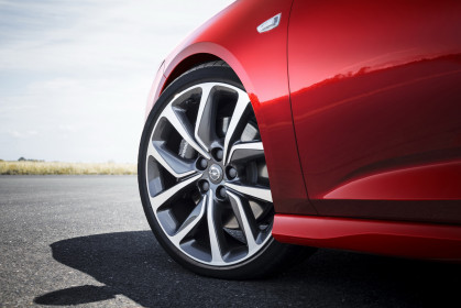 True eye-catcher: The new Opel Insignia GSi Sports Tourer is sharp in every detail – as demonstrated by the attractive 20-inch wheels.