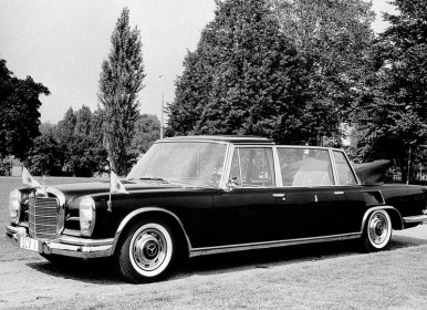 Mercedes-Benz Typ 600 (Baureihe W 100, 1964 bis 1981). Das 1965 an den Vatikan gelieferte Pullman-Landaulet ist ein EinzelstÃ¼ck. Im Unterschied zu den Ã¼blichen Pullman-Landaulets hat es vier TÃ¼ren und ein groÃes Faltdach.