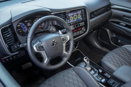 Mitsubishi-Outlander-PHEV-caroto-test-drive-2019-1