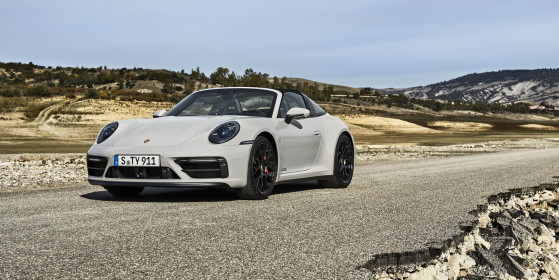 2022-Porsche-911-GTS-12