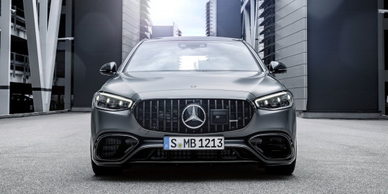 Der neue Mercedes-AMG S 63 E PERFORMANCE (Angaben WLTP | Kraftstoffverbrauch gewichtet, kombiniert: 4,4 l/100 km, CO2-Emissionen gewichtet, kombiniert: 100 g/km, Stromverbrauch gewichtet, kombiniert: 21,4 kWh/100 km); Exterieur: MANUFAKTUR selenitgrau magno; Interieur: Leder Exklusiv Nappa AMG schwarz Disclaimer:Das abgebildete Fahrzeug ist möglicherweise teilweise mit Sonderausstattungen ausgerüstet welche möglicherweise erst später lieferbar und nur in bestimmten Märkten angeboten werden. Aus den Abbildungen können daher keine Ansprüche hergeleitet werden.;Angaben WLTP | Kraftstoffverbrauch gewichtet, kombiniert: 4,4 l/100 km, CO2-Emissionen gewichtet, kombiniert: 100 g/km, Stromverbrauch gewichtet, kombiniert: 21,4 kWh/100 km*

The new Mercedes-AMG S 63 E PERFORMANCE (Data WLTP | weighted, combined fuel consumption: 4.4 l/100 km; weighted, combined CO2 emissions: 100 g/km; weighted, combined power consumption: 21.4 kWh/100 km); exterior: MANUFAKTUR selenite grey magno; interior: AMG Exclusive nappa leather black  Disclaimer:The vehicle shown may be partially equipped with special equipment which may not be available until later and only offered in certain markets.No claims can therefore be derived from the illustrations.;Data WLTP | weighted, combined fuel consumption: 4.4 l/100 km; weighted, combined CO2 emissions: 100 g/km; weighted, combined power consumption: 21.4 kWh/100 km*