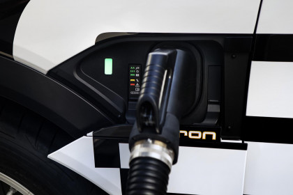 Audi e-tron prototype charging at 150 kW High-Power-Charging-Sta