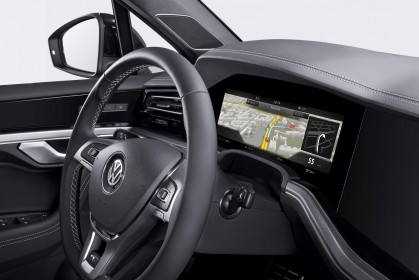 Bosch gets the worlds first curved instrument cluster on the road (1)