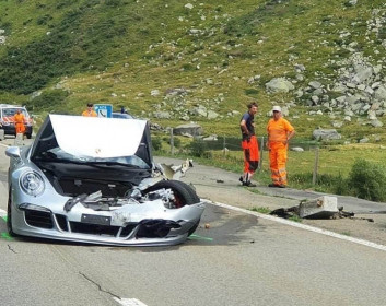 bugatti-chiron-and-porsche-911-crash-in-switzerland-1