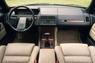 the-dashboard-of-the-citroen-xm-was-divided-horizontally-clear
