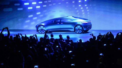 With the self-driving luxury sedan F 015 Luxury in Motion, Mercedes-Benz shows how the automobile is changing from a means of transportation to a private retreating space.Mit der autonom fahrenden Luxuslimousine F 015 Luxury in Motion zeigt Mercedes-Benz, wie sich das Auto vom Fahrzeug hin zum privaten RÎÎckzugsraum wandelt.