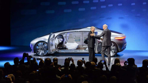 Dr. Dieter Zetsche, Chairman of Daimler AG and Head of Mercedes-Benz Cars together with Gary Shapiro, President and CEO of the Consumer Electronics Association, at the world premiere of the Mercedes-Benz F 015 Luxury in Motion in Las Vegas.Dr. Dieter Zetsche, Vorstandsvorsitzender der Daimler AG und Leiter Mercedes-Benz Cars mit Gary Shapiro, President und CEO der Consumer Electronics Association, bei der Weltpremiere des F 015 Luxury in Motion in Las Vegas.