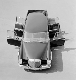 Mercedes-Benz Typ 600 (Baureihe W 100, 1964 bis 1981): Die Pullman-Limousine des Werks aus dem Jahr 1964 mit den geÃ¶ffneten TÃ¼ren hat eine Besonderheit: Auf der linken Seite haben alle drei TÃ¼ren einen AuÃengriff, auf der rechten Seite ist die mittlere TÃ¼re ohne AuÃengriff.