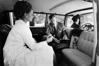 Mercedes-Benz Typ 600 (Baureihe W 100, 1964 bis 1981): Offizielles Pressefoto aus dem Jahr 1964 einer Pullman-Limousine mit Vis-Ã -Vis-Sitzanordnung, geÃ¶ffnetem Barfach zwischen den Mittelsitzen mit Tuchpolstern in durchgehender Pfeifenform.