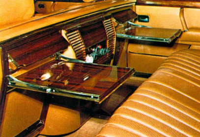 Mercedes-Benz Typ 600 (Baureihe W 100, 1964 bis 1981). Trennwand der Limousine mit ausgeklappten Tischen.